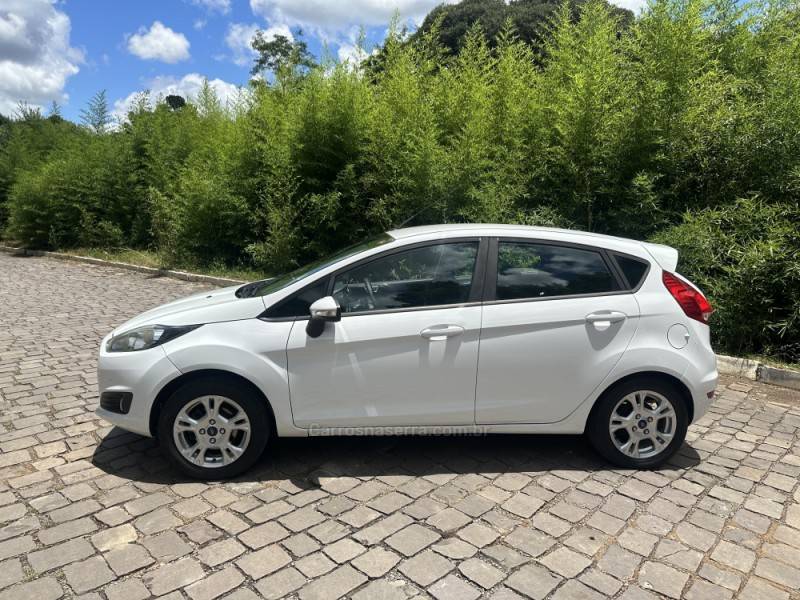 FORD - FIESTA - 2016/2017 - Branca - R$ 56.900,00