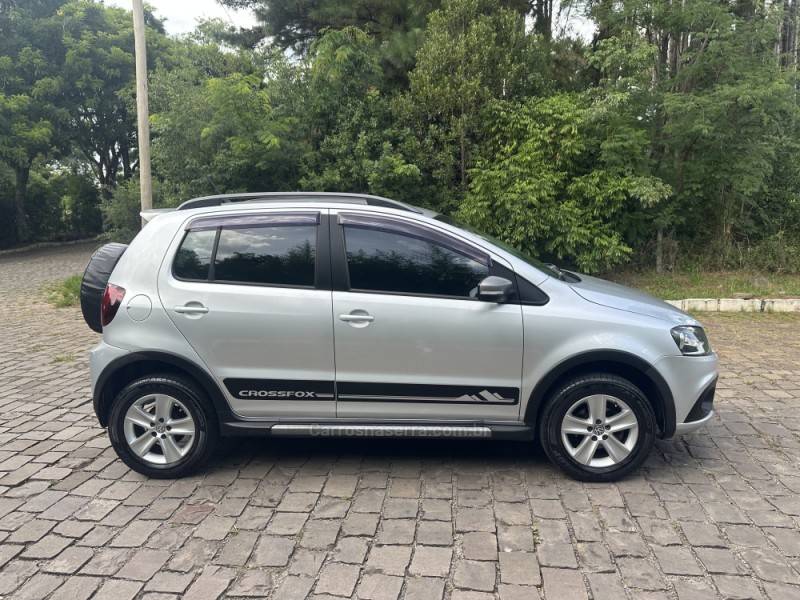 VOLKSWAGEN - CROSSFOX - 2011/2012 - Prata - R$ 43.900,00