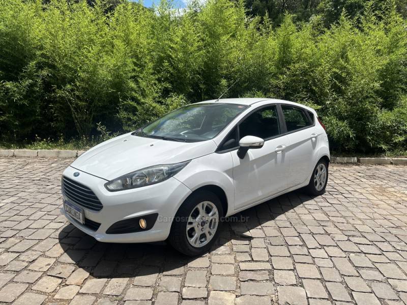 FORD - FIESTA - 2016/2017 - Branca - R$ 56.900,00