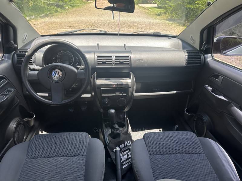 VOLKSWAGEN - FOX - 2009/2010 - Bege - R$ 29.900,00