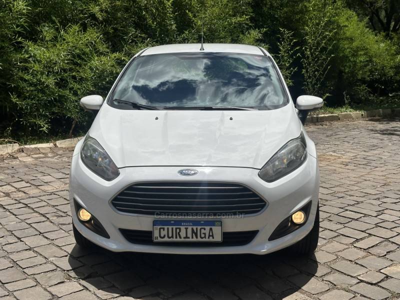 FORD - FIESTA - 2016/2017 - Branca - R$ 56.900,00