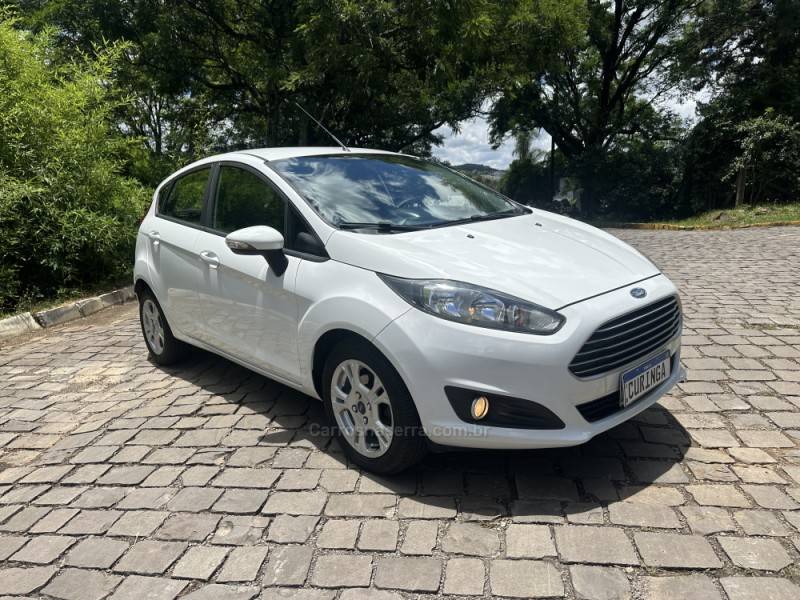 FORD - FIESTA - 2016/2017 - Branca - R$ 56.900,00