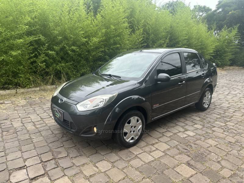 FORD - FIESTA - 2010/2011 - Cinza - R$ 32.900,00