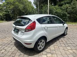 FORD - FIESTA - 2016/2017 - Branca - R$ 56.900,00